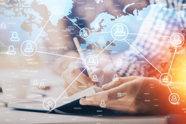 Arka planda notlarla çalışan adamlar. Sosyal ağ oluşturma kavramı.