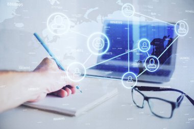 Arka planda notlarla çalışan adamlar. Sosyal ağ oluşturma kavramı.