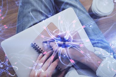 Birbirine bağlı nöron hücreleri, ışık saçan halka düğümleriyle elektrik darbeleriyle, insan geçmişiyle.