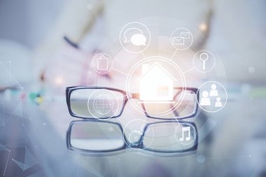 Not defterine el yazısının üzerini çiziyor. Akıllı ev kavramı. Çoklu pozlama