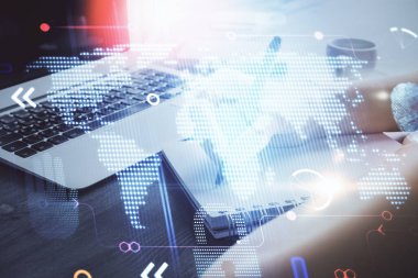 Dünya haritası hologramı ve veri tema simgeleriyle notlar alan ellerin çifte pozlanması. Küresel bilgisayar verisi kavramı.