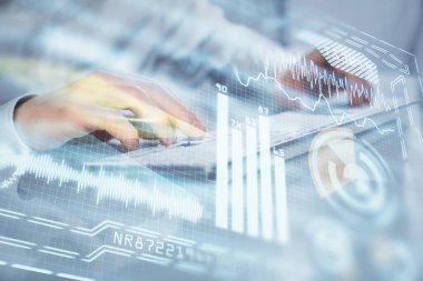 Teknoloji temalı hologramda arka planda çalışan bir adam var. Yüksek teknoloji konsepti. Çoklu pozlama.