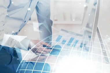 Arka planda bilgisayarla çalışan bir adamla dünya haritası hologramına çift pozlama. Dünya çapında ağ kavramı.