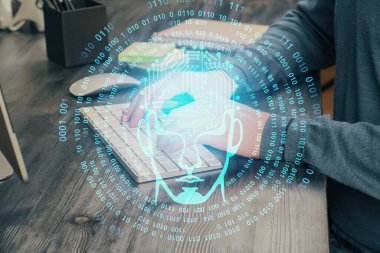 Bilgisayar geçmişi ve beyin temalı hologramı olan bir adam. Beyin fırtınası kavramı. Çift pozlama.