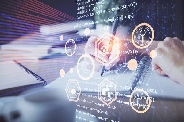 Teknoloji ve dijital kodlama kapsülleriyle arka planda notlar alan ellerin iki katına çıkarılması. Veri öğrenme kavramı.