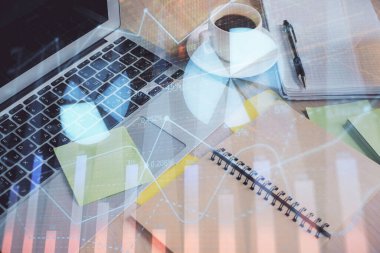 Önx grafik çizimi ve masaüstü ile kahve ve masa arkasındaki öğelerin çoklu pozlandırılması. Finansal piyasa ticareti kavramı