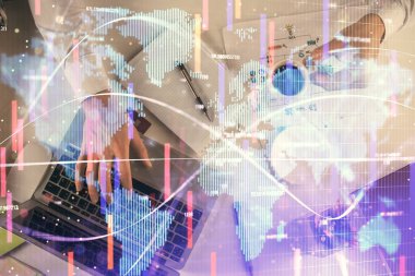 Erkeklerin ellerinin bilgisayar klavyesini ve iş temalı hologram çizimlerini yazarken çift pozlama. Üst Manzara. Finans piyasası kavramı.