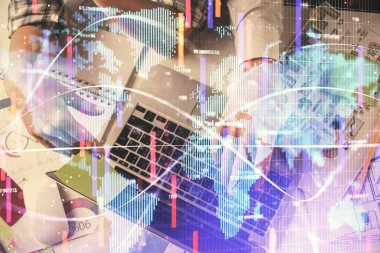 Kadın ve erkeğin birlikte çalışması ve iş temalı hologram çizimi. Bilgisayar arkaplanı. Üst Görünüm.