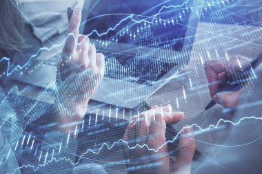 Kadın ve erkeğin birlikte çalıştığı çifte pozlama ve ön plan hologramı. İş konsepti. Bilgisayar arkaplanı.