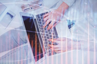 Bilgisayar ve ön grafik hologram çizimi üzerinde çalışan kadın elleri çift pozlama. Üst Manzara. Mali analiz kavramı.