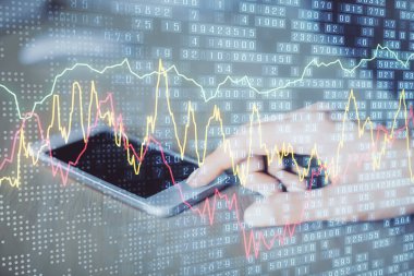 Ön x çizelgesine çift pozlama, hologram çizimi ve cep telefonu kullanan bir kadın. Finansal piyasa kavramı.