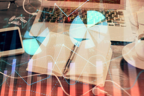 Multi экспозиции финансовых графиков рисунки и стол с открытым фоном ноутбука. Концепция форекс