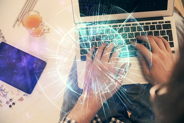 컴퓨터 키보드와 사업 테마 홀로그램 그림을 통해 타자를 치는 사람들의 손이 두 배로 노출되었다. 위에서 본 모습. 금융 시장의 개념. — 스톡 사진