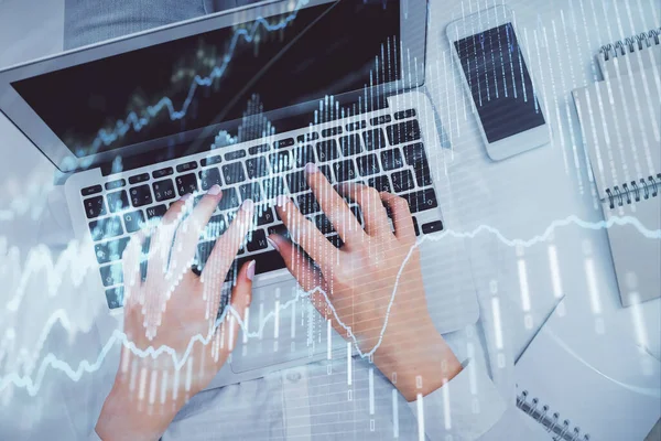 Bilgisayar ve ön x çizim hologramı üzerinde çalışan kadın elleri çift pozlama. Üst Manzara. Mali analiz kavramı.