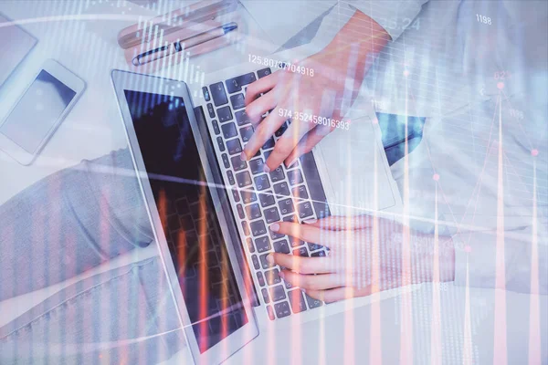 Bilgisayar ve ön grafik hologram çizimi üzerinde çalışan kadın elleri çift pozlama. Üst Manzara. Mali analiz kavramı.