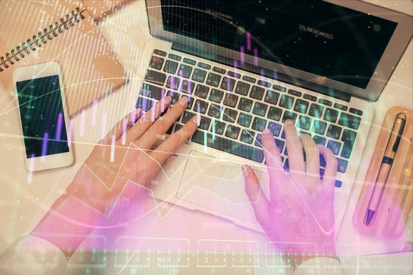 Bilgisayar ve ön grafik hologram çizimi üzerinde çalışan kadın elleri çift pozlama. Üst Manzara. Mali analiz kavramı.