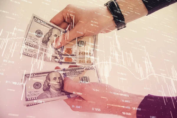 Finansal grafiğe çoklu pozlama hologram, Amerikan dolarları ve insan eli. Analiz kavramı.