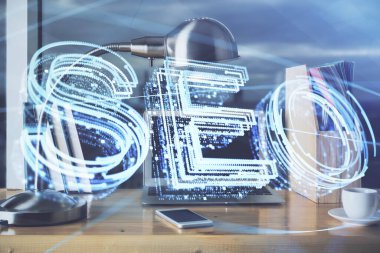 Bilgisayar ve seo çizim hologramı olan çok katmanlı bir tablo. Arama optimizasyon kavramı.