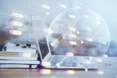 Bilgisayarlı ve dünya haritalı hologramlı çok katlı bir tablo. Uluslararası veri ağı kavramı.