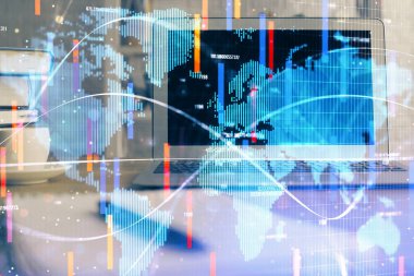 İş teması simgelerinin çoklu pozlandırılması ve bilgisayar geçmişi olan masa. Başarı kavramı.