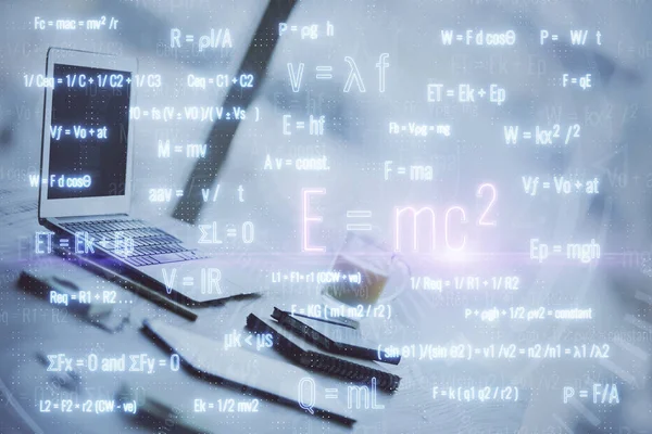 Настольный компьютер фон и написание голограмм формул. Двойное воздействие. Концепция образования. — стоковое фото