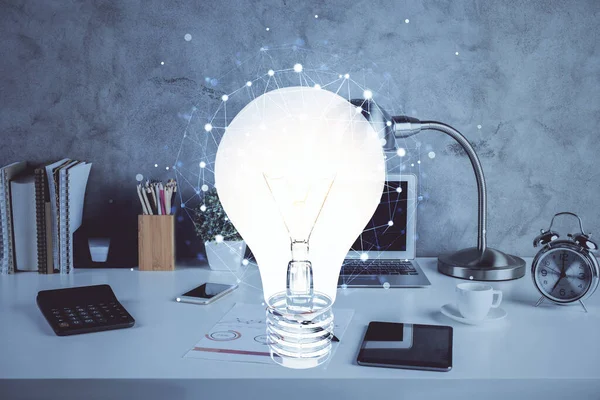 Ordenador en el escritorio en la oficina con el holograma icono de la bombilla. Doble exposición. Concepto de idea. —  Fotos de Stock