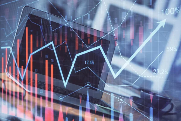 Grafico del mercato azionario ologramma disegnato su sfondo personal computer. Doppia esposizione. Concetto di investimento. — Foto Stock