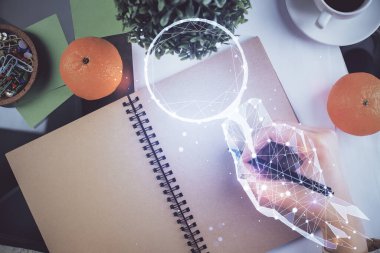 Not defterine yakın el çizimleriyle yaratıcı çizimler yapmaya başla. Beyin fırtınası kavramı. Çift pozlama