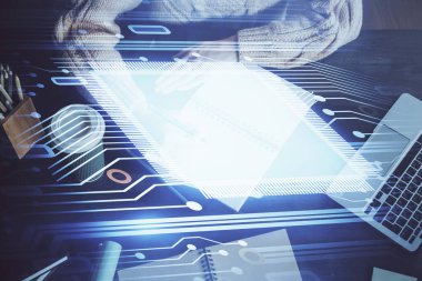 Önünde veri çözeltisi hologramı olan arka planda el yazısına çifte maruz kalma. Teknoloji konsepti. Kapat.