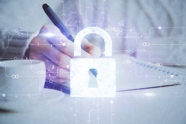 Kilit simgesiyle kadın eli yazarken çift pozlama. Güvenlik kavramı ve verilerin korunması