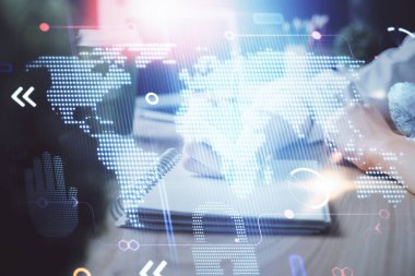 Dünya haritası hologramı ve veri tema simgeleriyle notlar alan ellerin çifte pozlanması. Küresel bilgisayar verisi kavramı.