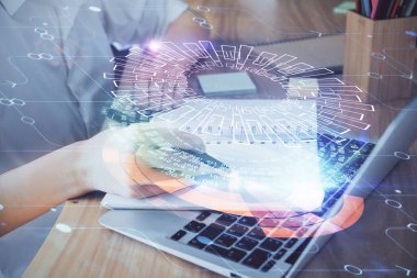 Teknoloji ve dijital kodlama simgeleriyle arka planda kadınların birden fazla pozu. Veri geliştirme kavramı.