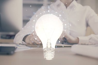 Kadın elinin üstüne ampul çizip arka planda not almak. Fikir kavramı. Çift pozlama