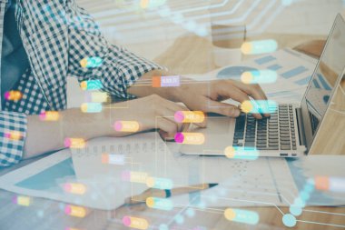 Teknoloji temalı dizüstü bilgisayarla çalışan bir iş adamı. Büyük veri kavramı. Çift pozlama.