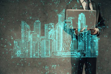 Arka planda bilgisayar üzerinde çalışan bir iş adamı ile yüksek teknoloji şehir çizimi. Akıllılık konsepti. Çift pozlama.