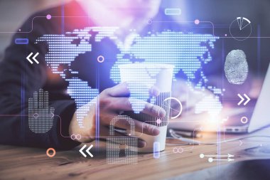 Arka planda bilgisayarla çalışan bir adamla dünya haritası hologramına çift pozlama. Dünya çapında ağ kavramı.