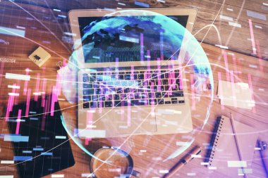 Bilgisayarla birlikte çok sayıda finansal şema çizimi. Araştırma ve analiz kavramı. Üst görünüm.