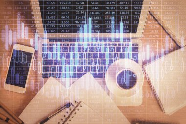 Borsa tablosu ve masa arkasındaki en iyi görüntü bilgisayarı. Çifte maruziyet. Mali analiz kavramı.