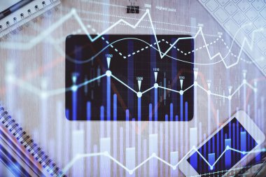 Forx grafik hologramının telefonlu hali. Üst Manzara. Mobil ticaret platformu kavramı.