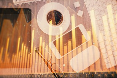 Forx grafik hologramının telefonlu masaüstü üzerinde çoklu pozlandırılması. Üst Manzara. Mobil ticaret platformu kavramı.