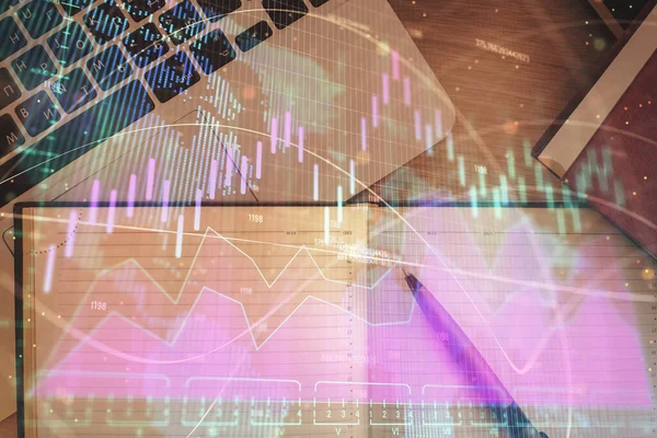 Aandelenmarkt grafiek en top view computer op de tafel achtergrond. Dubbele belichting. Begrip financiële analyse. — Stockfoto