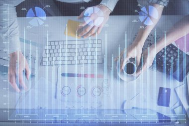 Birlikte çalışan kadın ve erkeğin çifte pozu ve finansal grafik hologramı çizimi. Pazar analizi konsepti. Bilgisayar arkaplanı. Üst Görünüm.