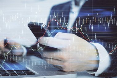 Erkeklerin el ele tutuşup dijital telefon ve forx grafik çizimleri kullanırken birden fazla pozlama. Finansal piyasa kavramı.