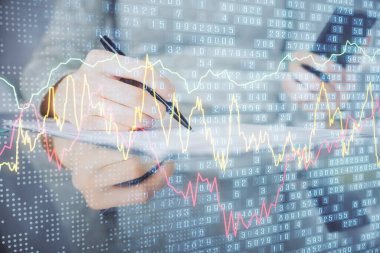 Ön x çizelgesine çift pozlama, hologram çizimi ve cep telefonu kullanan bir kadın. Finansal piyasa kavramı.