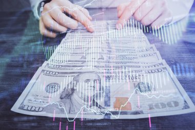 Forx grafiği, hologram, Amerikan dolarları ve insan eli çizimleri. Teknik Analiz kavramı.