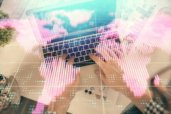 男子双手在电脑键盘上打字和商业主题全息图的双重曝光。顶部视图。金融市场概念. — 图库照片