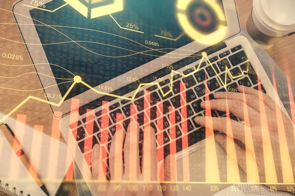 Dubbele blootstelling van mannen handen typen over computer toetsenbord en forex grafiek hologram tekening. Bovenaanzicht. Begrip financiële markten. — Stockfoto
