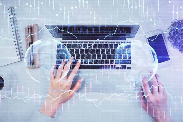 Dubbel exponering av kvinnliga händer som arbetar på dator och forex diagram hologram ritning. Ovanifrån. Begreppet finansiell analys. — Stockfoto