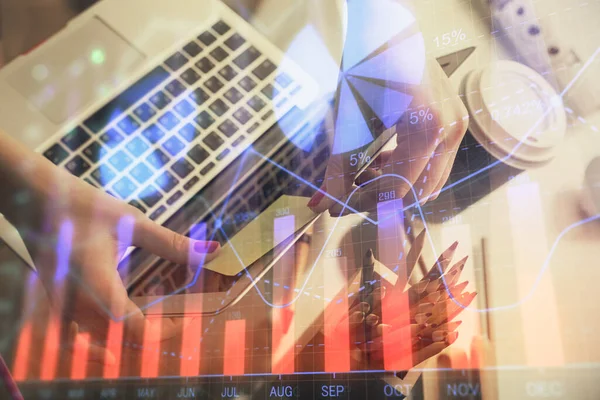 Doppelbelichtung der Hände der Geschäftsfrau beim Tippen auf Computer- und Finanzgrafik-Hologrammen. Aktienmarktanalysekonzept. — Stockfoto