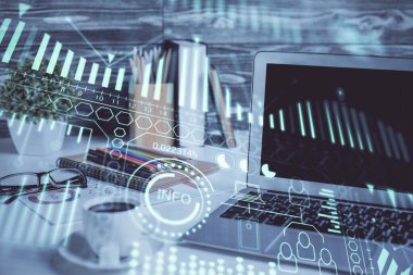 Bilgisayar, teknoloji temalı hologramla birlikte ofiste. Çifte maruziyet. Teknoloji kavramı.